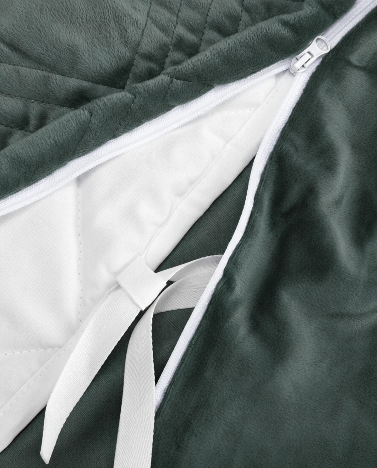 Detalle de la funda para hibernar de minky verde pino con cremallera y cintas