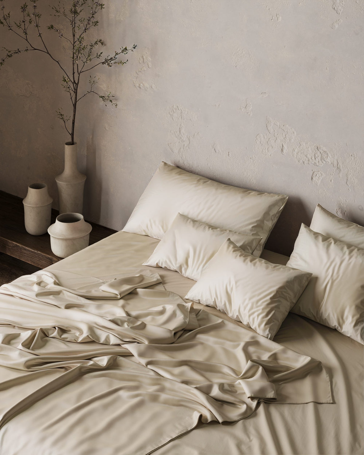 Cama deshecha en un dormitorio tranquilo después de otra mala noche